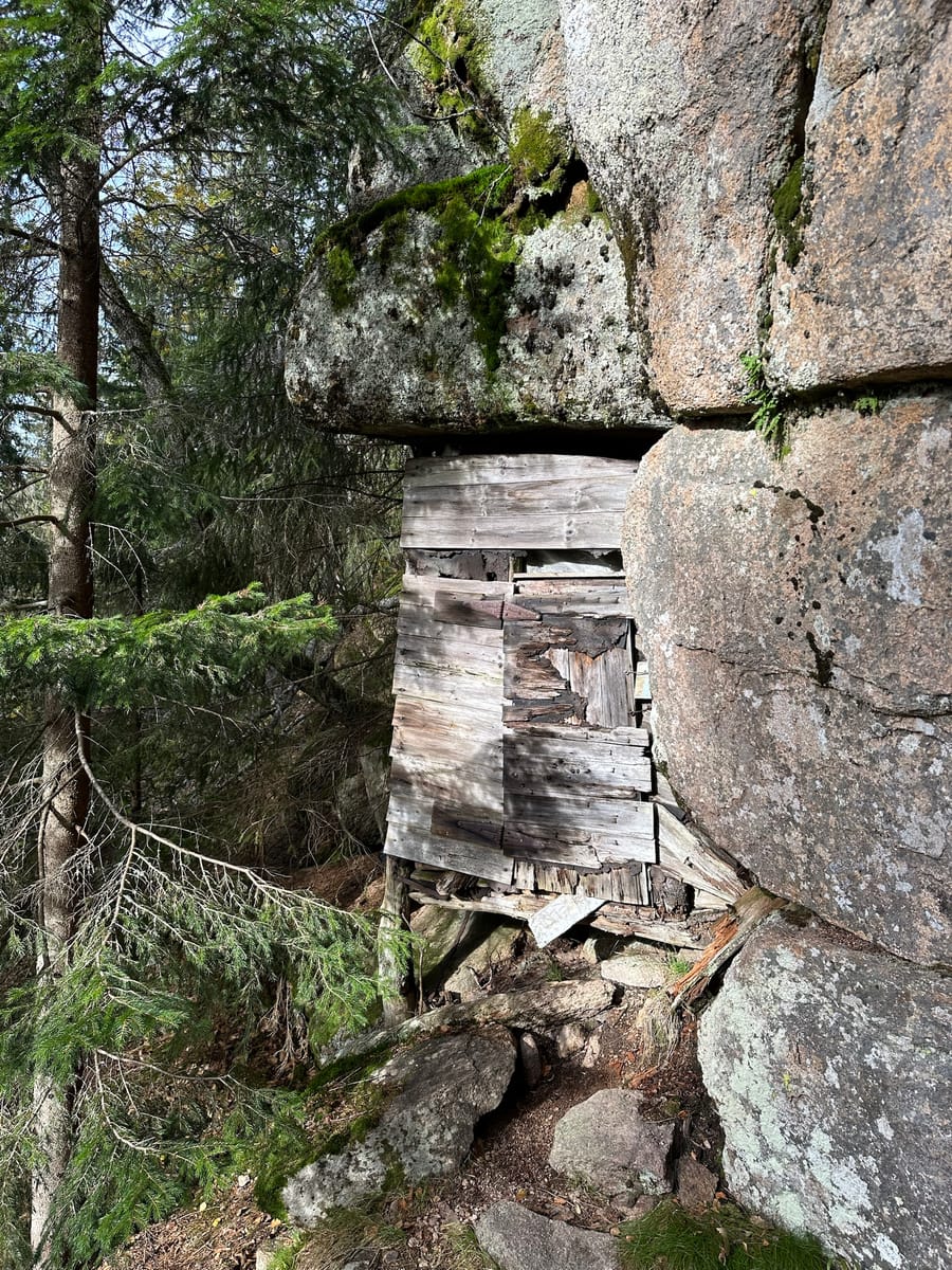 Heller med bordvegg bygget inn under en blokk